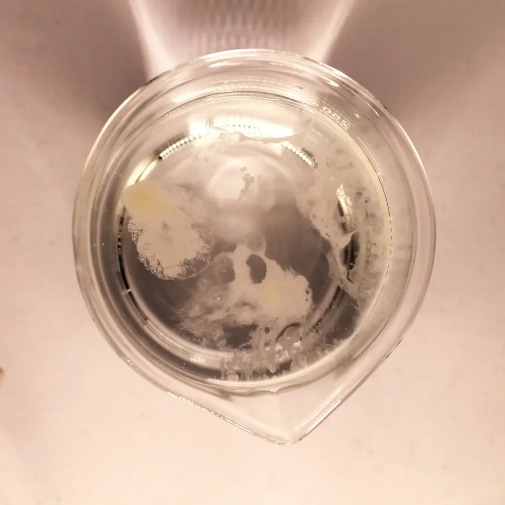 Gocce di negent micellare deposte in acqua si diffondono 1024x1024